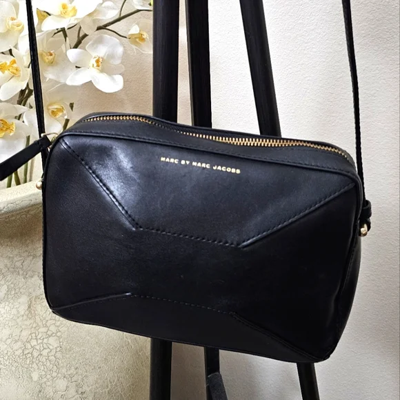 Marc Jacobs Hands Off Alex Black Leather Crossbody EUC - Picture 1 of 16